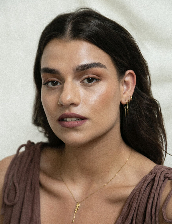 Vrouwelijk model met donkerbruin haar Amarise.