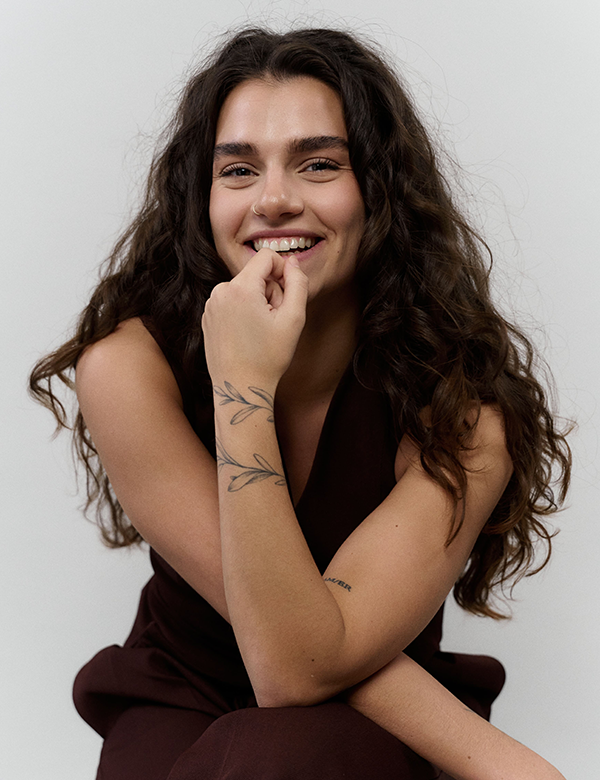 Vrouwelijk model met donkerbruin haar Amarise.
