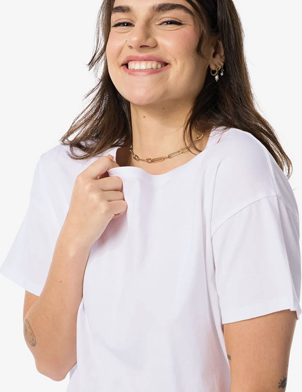 Vrouwelijk model met donkerbruin haar Amarise.