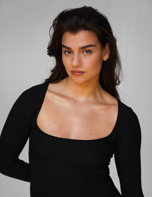 Vrouwelijk model met donkerbruin haar Amarise.