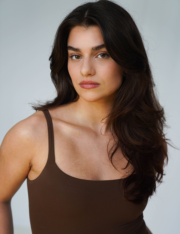 Vrouwelijk model met donkerbruin haar Amarise.