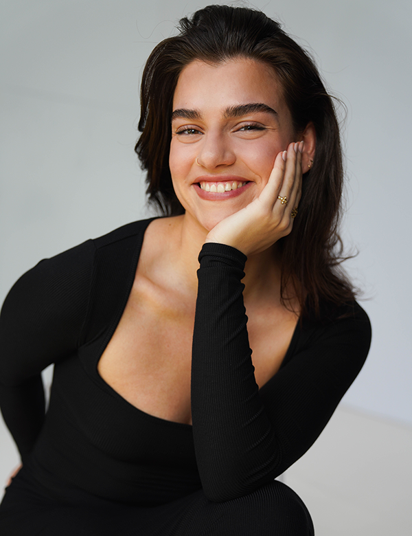 Vrouwelijk model met donkerbruin haar Amarise.