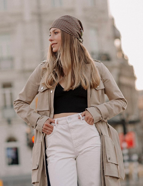 Vrouwelijk model met donkerblond haar Dasha K.
