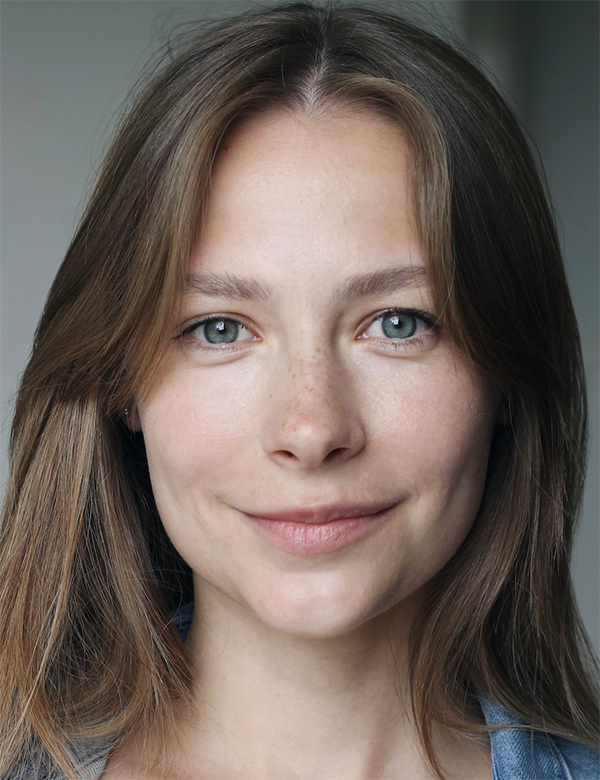 Vrouwelijk model met donkerblond haar dasha