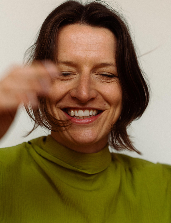 Vrouwelijk model met donkerbruin haar Iris H.