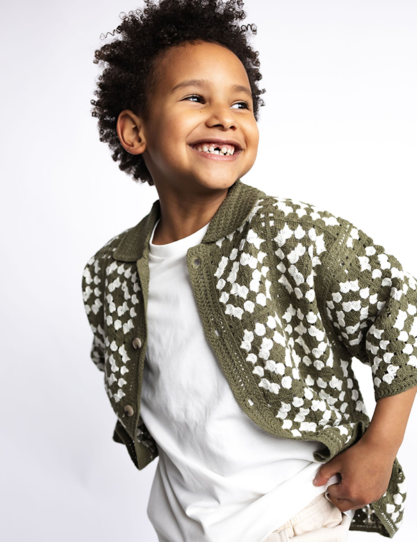 Kinderlijk model met donkerbruin haar Izayah N.