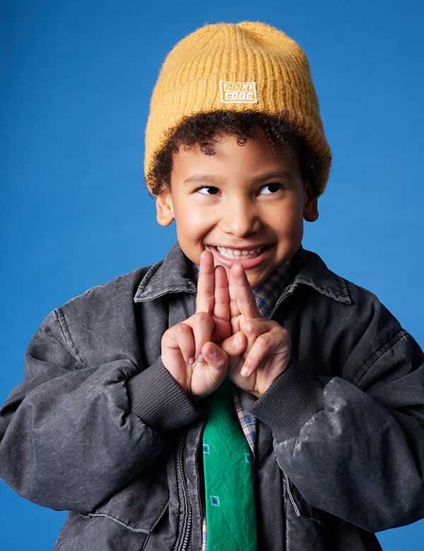 Kinderlijk model met donkerbruin haar Izayah N.