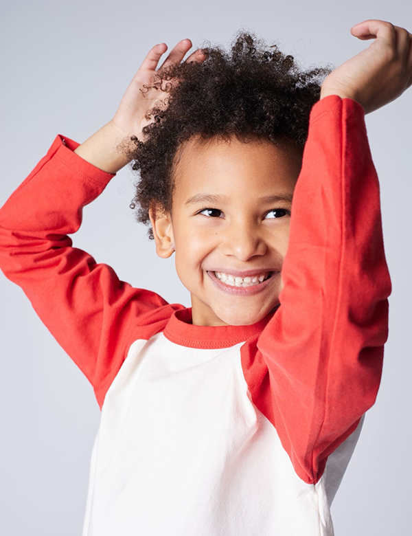 Kinderlijk model met donkerbruin haar Izayah N.