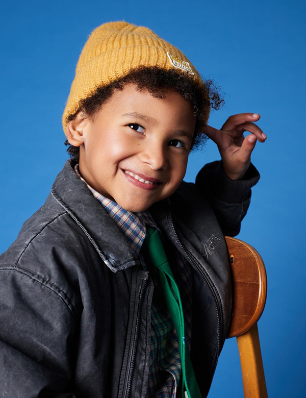 Kinderlijk model met donkerbruin haar Izayah N.