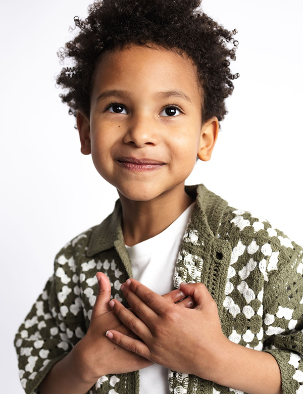 Kinderlijk model met donkerbruin haar Izayah N.