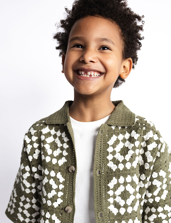 Kinderlijk model met donkerbruin haar Izayah N.