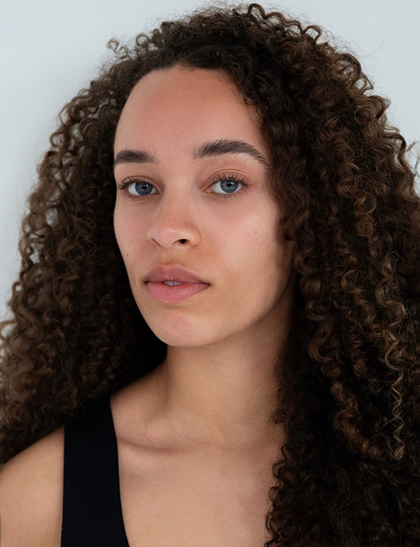 Vrouwelijk model met bruin haar Jenai.
