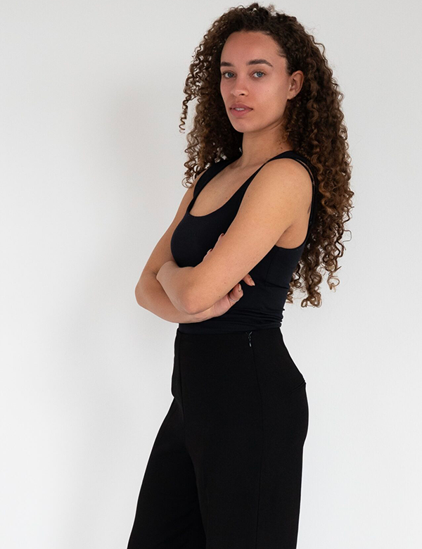 Vrouwelijk model met bruin haar Jenai.