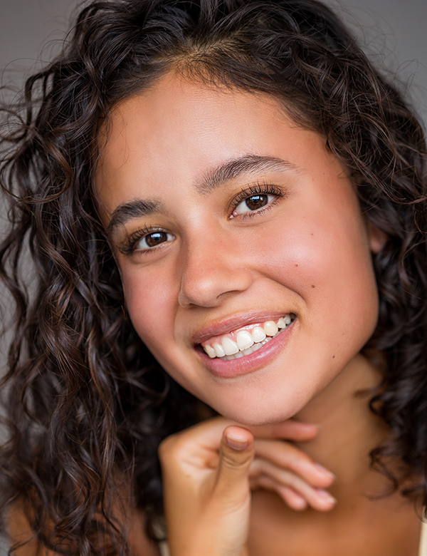 Tienermodel met donkerbruin haar loïs w.