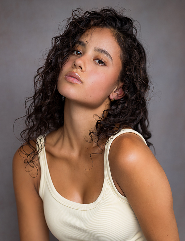 Tienermodel met donkerbruin haar Loïs W.
