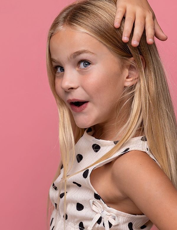 Kinderlijk model met blond haar Luna Mae.
