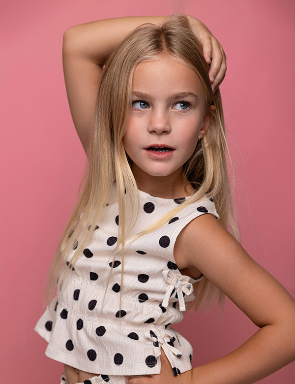 Kinderlijk model met blond haar Luna Mae.
