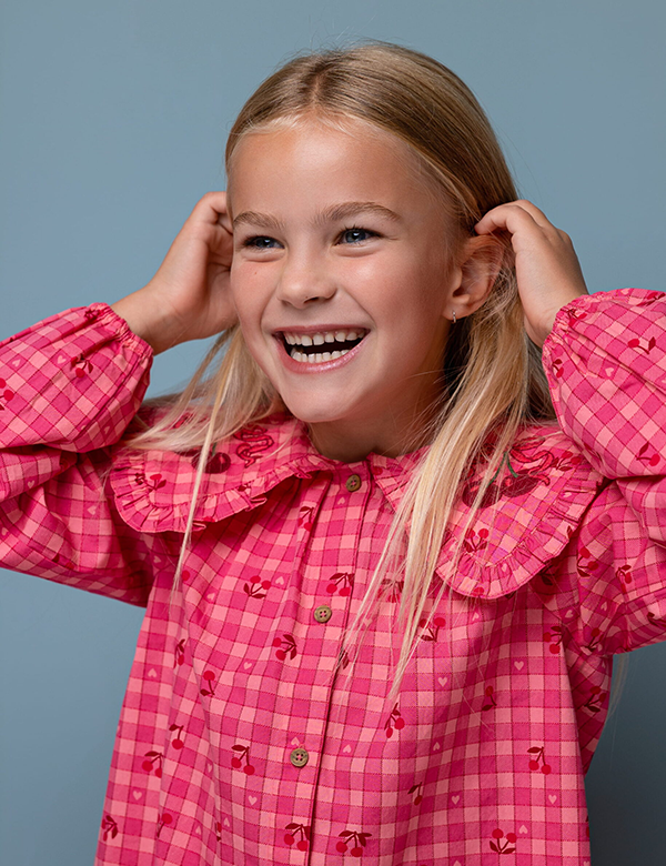 Kinderlijk model met blond haar Luna Mae.