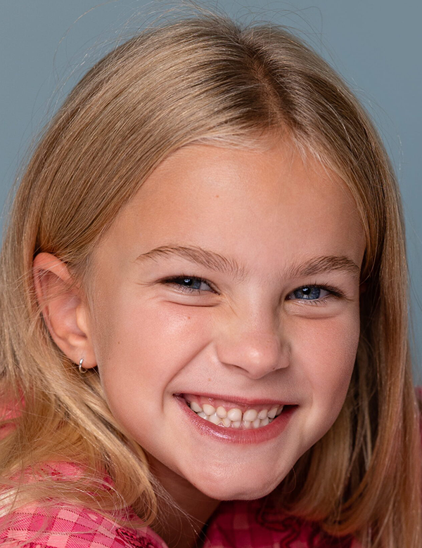 Kinderlijk model met blond haar luna mae.