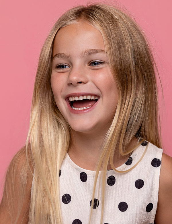 Kinderlijk model met blond haar Luna Mae.