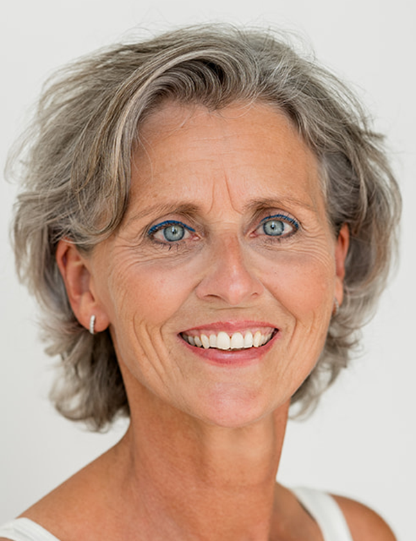 Vrouwelijk model met grijs haar mirjam w.