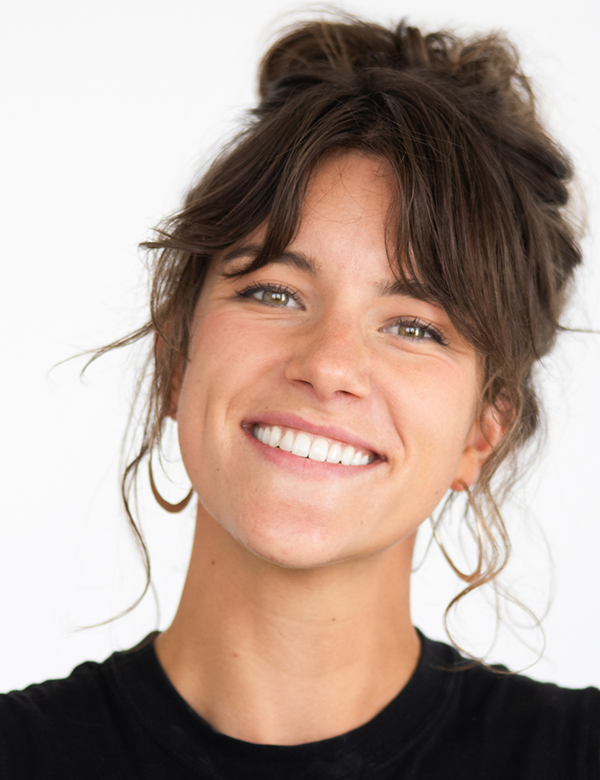 Vrouwelijk model met bruin haar moos w.