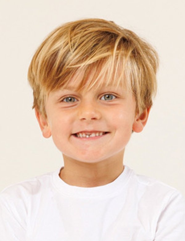 Kinderlijk model met blond haar noah ku.