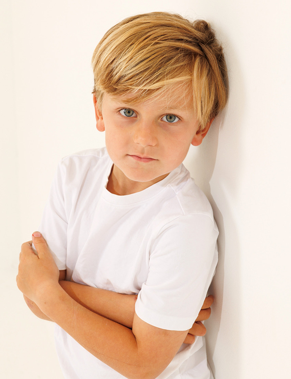 Kinderlijk model met blond haar Noah Ku.
