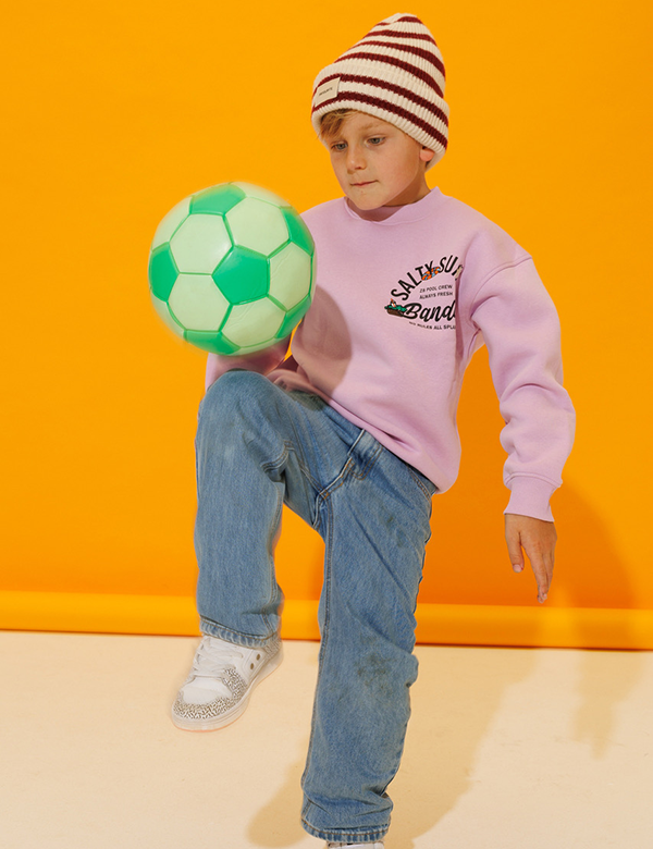 Kinderlijk model met blond haar Noah Ku.