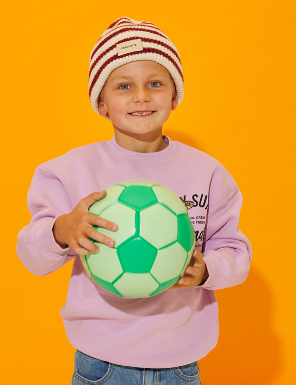 Kinderlijk model met blond haar Noah Ku.