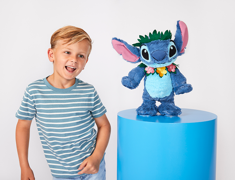 Kinderlijk model met blond haar Noah Ku.