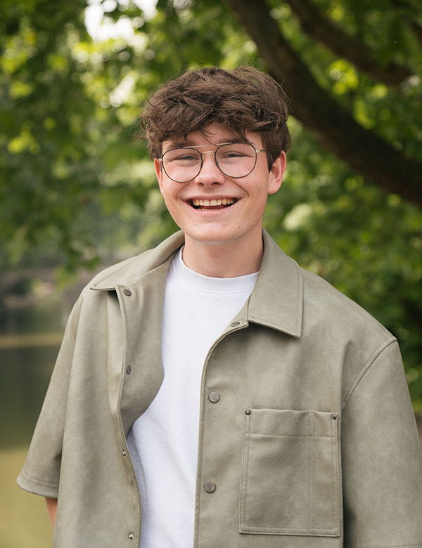Mannelijk model met bruin haar Raul.