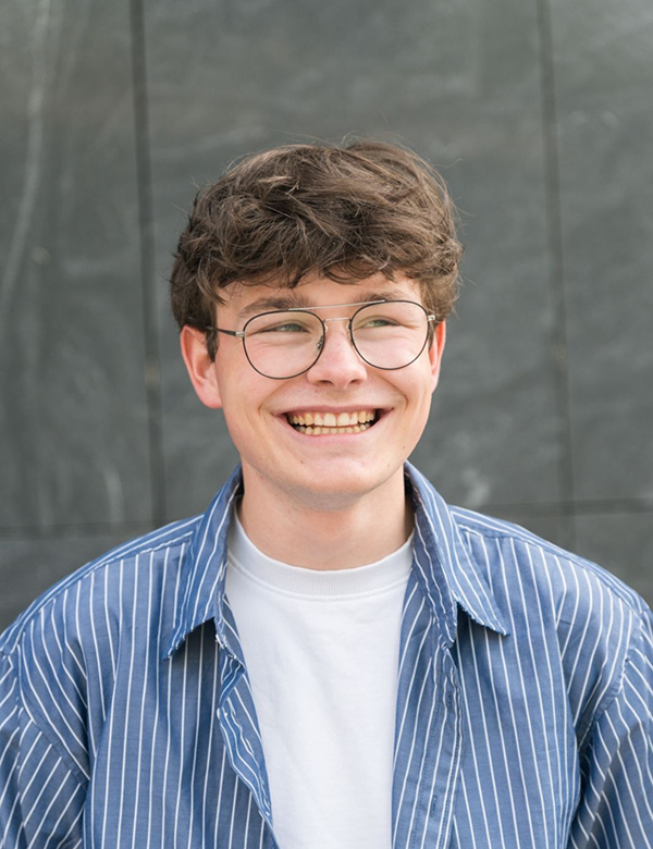 Mannelijk model met bruin haar Raul.