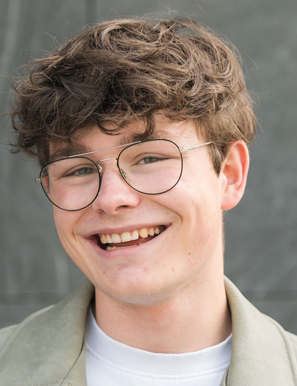 Mannelijk model met bruin haar raul.