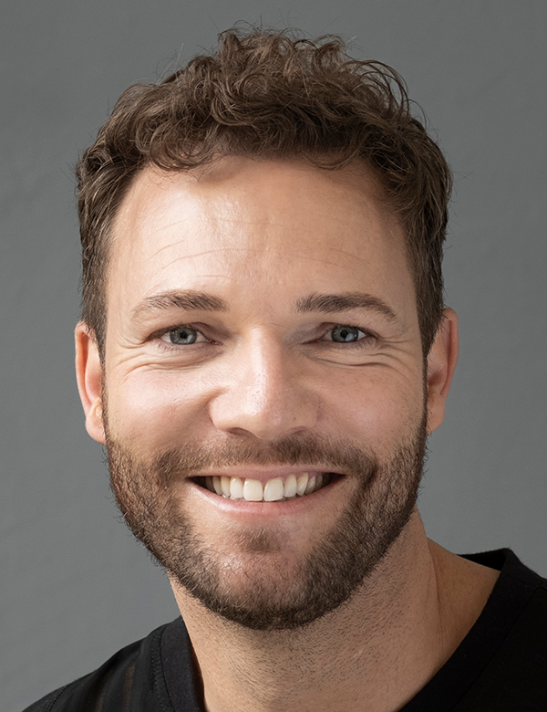 Mannelijk model met donkerblond haar rik b.