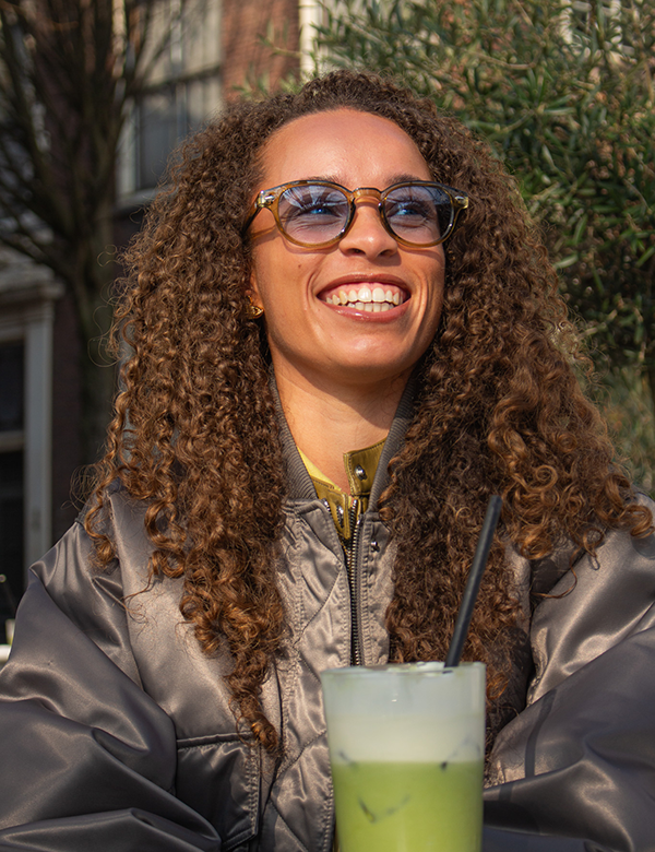 Vrouwelijk model met bruin haar Jenai.