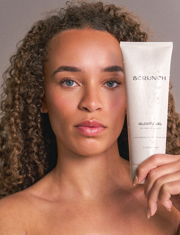 Vrouwelijk model met bruin haar Jenai.