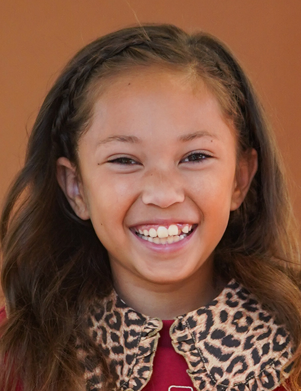Kinderlijk model met bruin haar aaliyah o.
