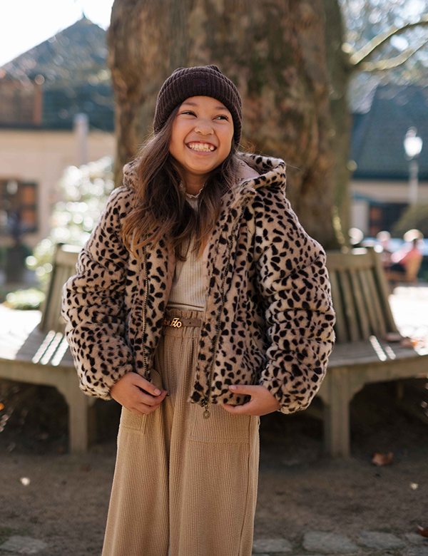 Kinderlijk model met bruin haar Aaliyah O.