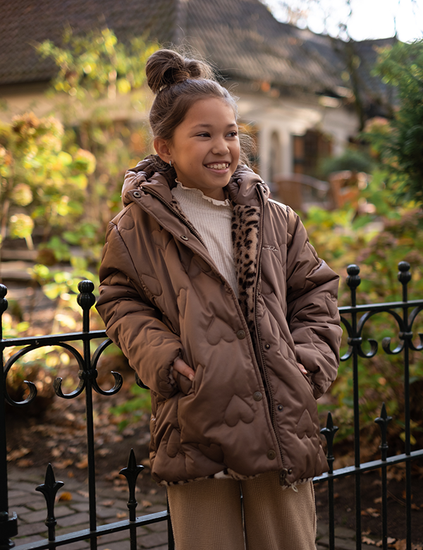 Kinderlijk model met bruin haar Aaliyah O.