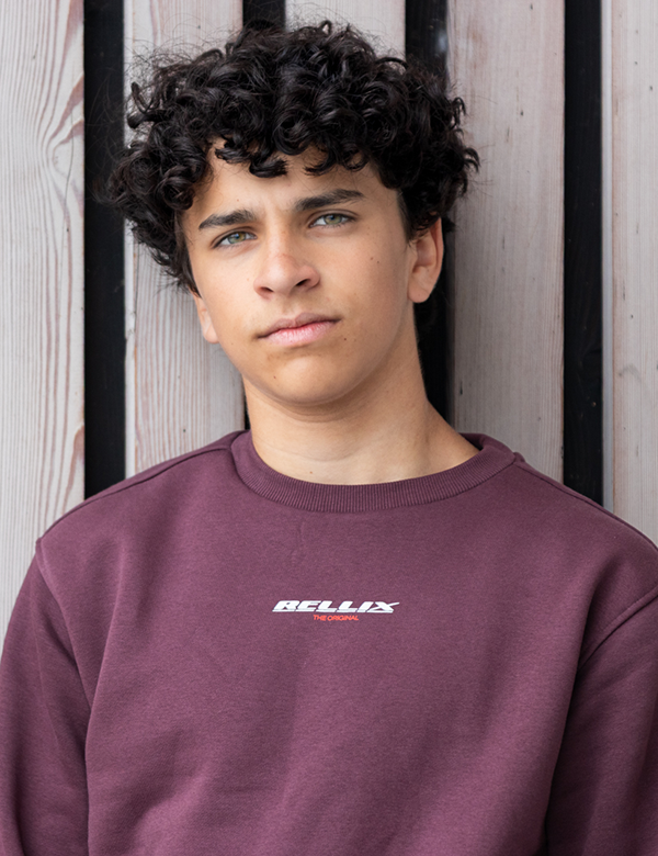 Kinderlijk model met donkerbruin haar Arthur W.