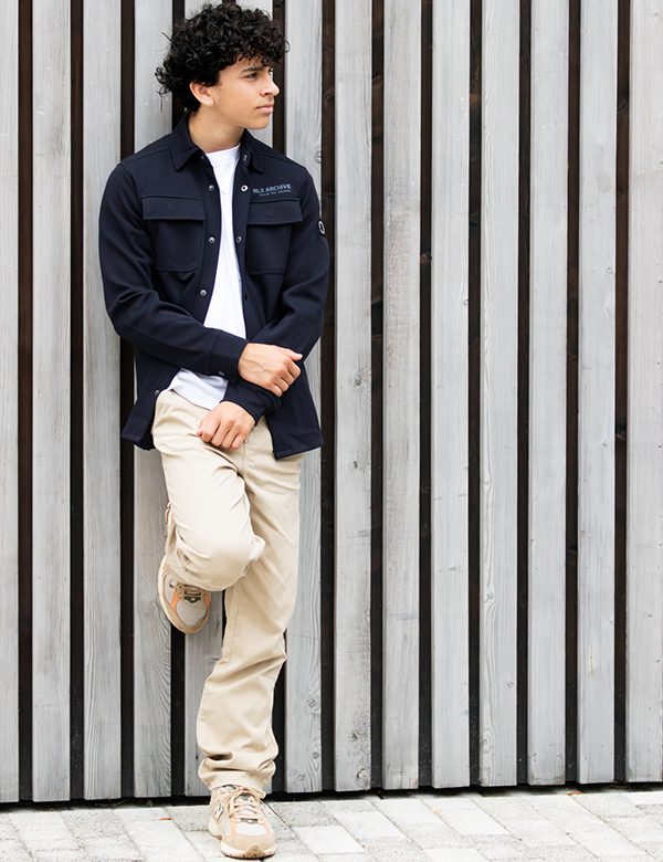 Kinderlijk model met donkerbruin haar Arthur W.