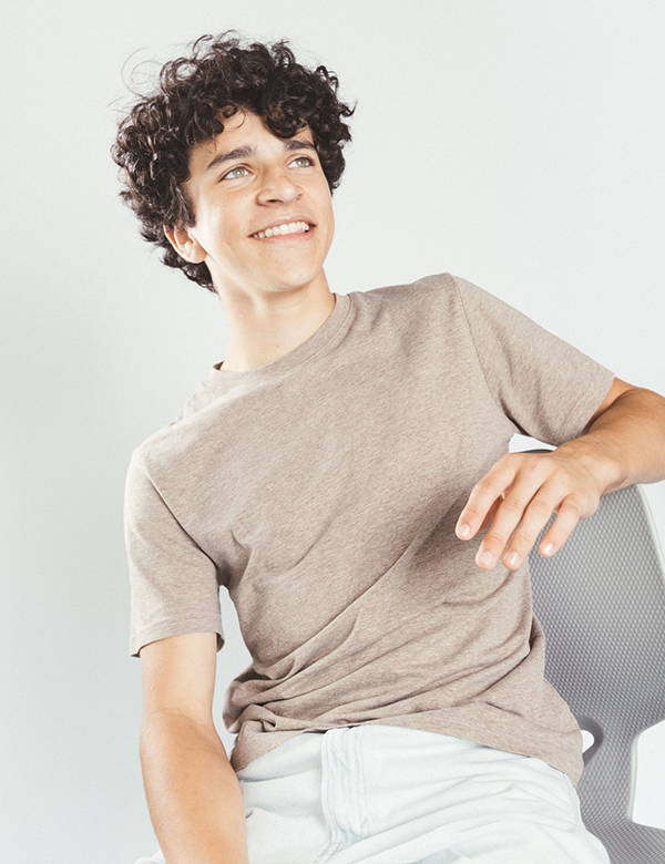 Kinderlijk model met donkerbruin haar Arthur W.
