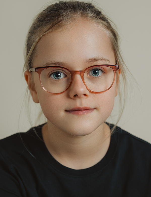 Kinderlijk model met donkerblond haar Daniek B.