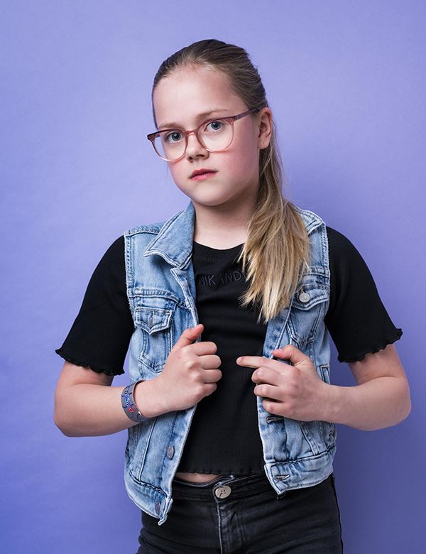 Kinderlijk model met donkerblond haar Daniek B.